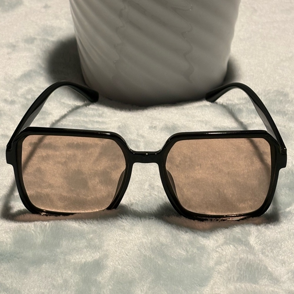 Stylish Black Square Sunglasses - Picture 2 of 4